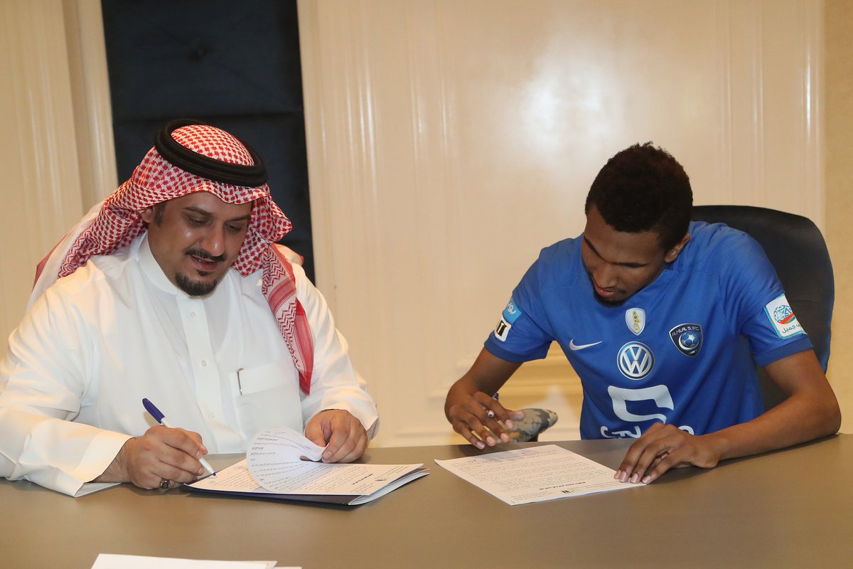 صور توقيع سمو رئيس نادي #الهلال عقدا احترافيا مع اللاعب الدولي ولاعب القادسية ماجد النجراني