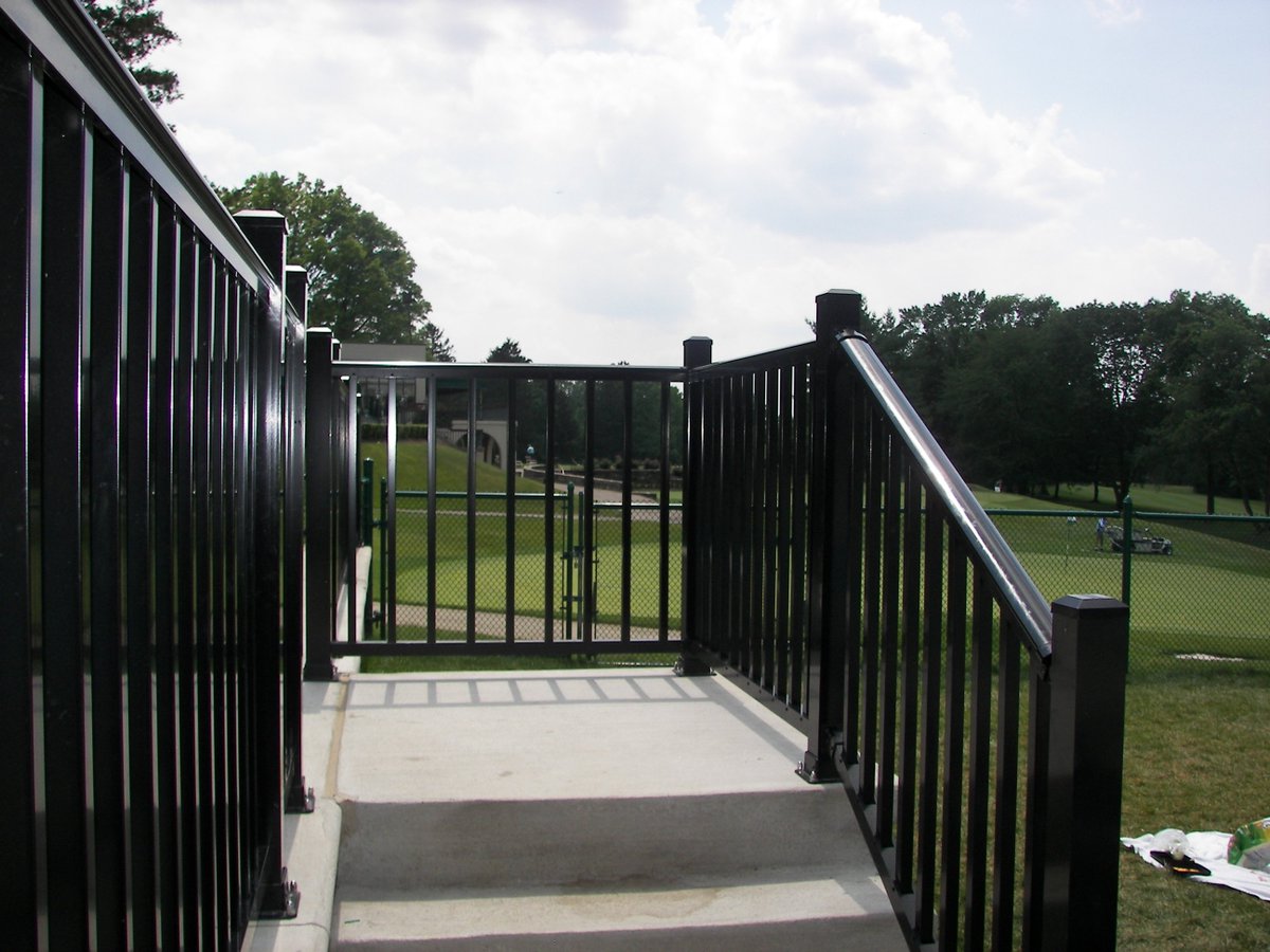 DirectAFG's tweet image. Railing perfect for your Pool, Patio, and backyard enclosure #aluminumrailing