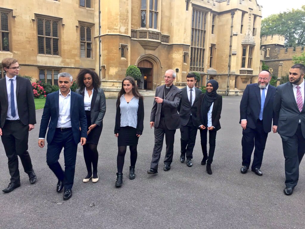 SadiqKhan's tweet image. This is London! Breaking my fast w @chiefrabbi, Archbishop @JustinWelby &amp;amp; young Londoners of many faiths #Ramadan