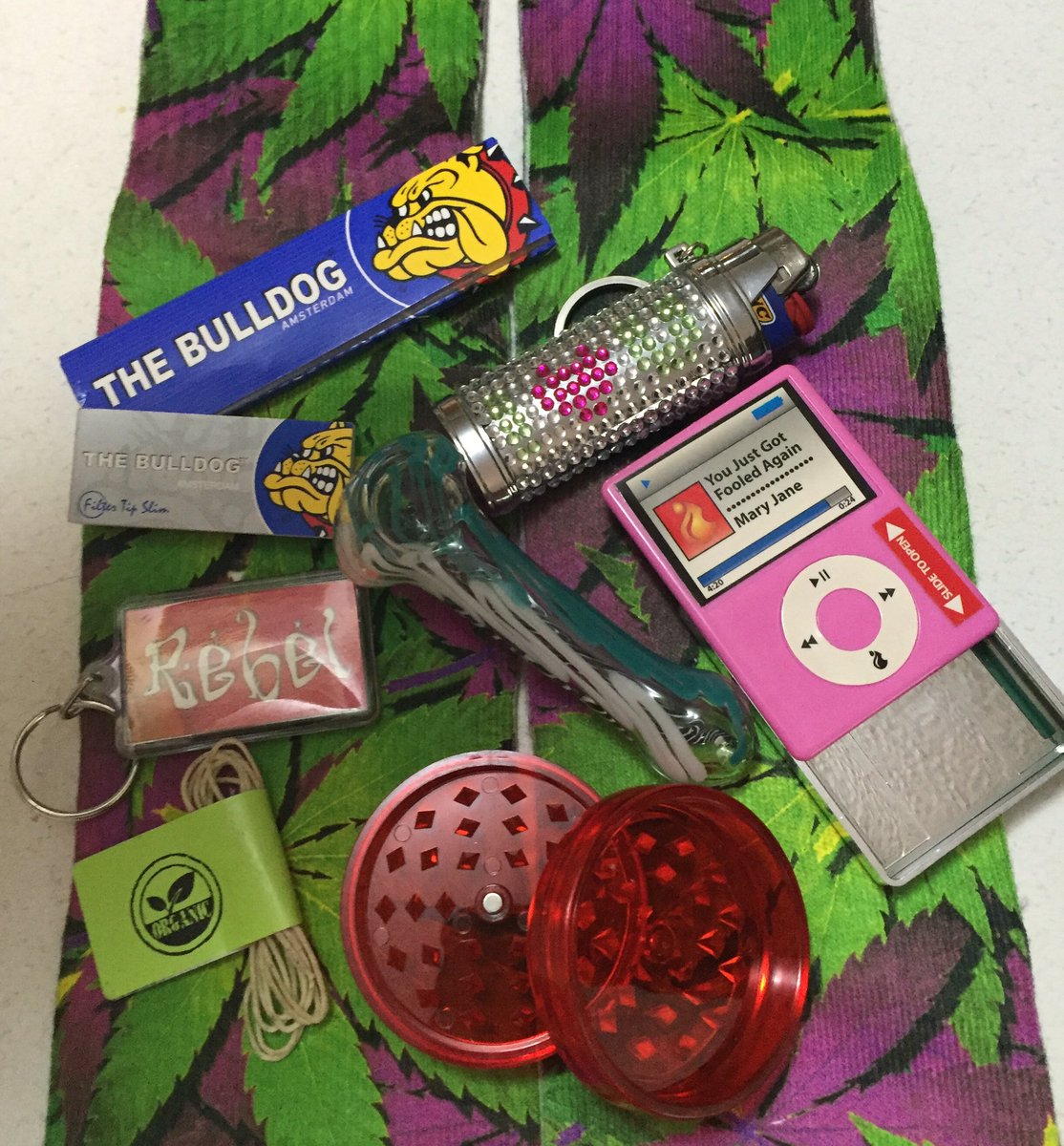 _jena4n's tweet photo. Wanna win this stuff? FOLLOW me and RT to enter! Glass pipe! Grinder! Socks! Winner announced at 26k! 
😊💚🌿💕😚💨🍃🎈 https://t.co/7V6cSQQmvl