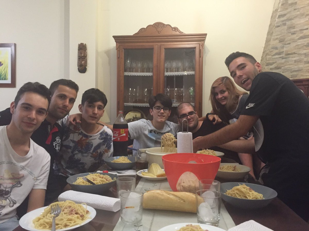 MADTeamLoL's tweet photo. Cena de MAD Team https://t.co/7HkOymHiPw