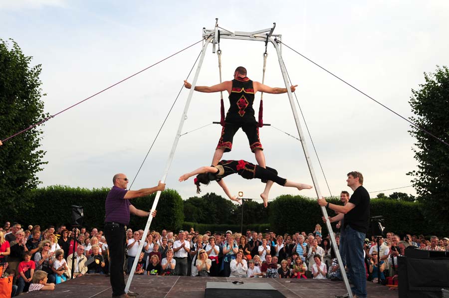 WaterlooBuskers's tweet image. New comer CIRQUE NO PROBLEM, Hungary - hand to hand acrobatics, slack rope walking &amp;amp; a free standing trapeze routine