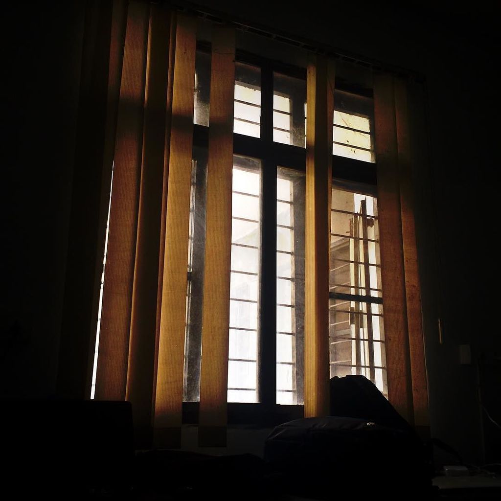 _t3_'s tweet photo. Defying and Defining Darkness #windowlight https://t.co/x8T5695eEL https://t.co/EbAy6ggz4F