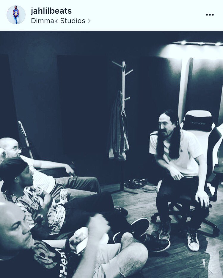 Making 👽🤖🤖👽 future beats in the @dimmak lab w/ @jahlilbeats #throwback #dimmakstudio https://t.co/agH0U2NXsP