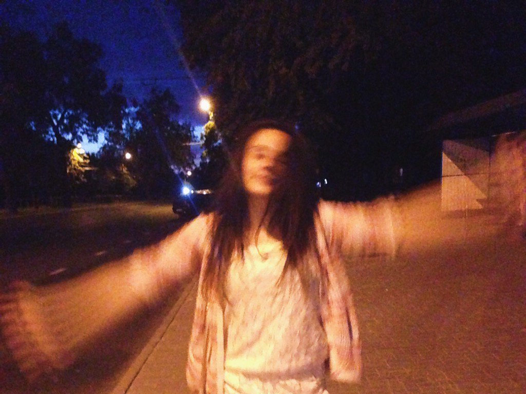Зачарованный Ио вернулся домой.🌃В кино смотрели фильм"Заклятье 2"! Топ,особенно когда темно и ты живешь за городом.
