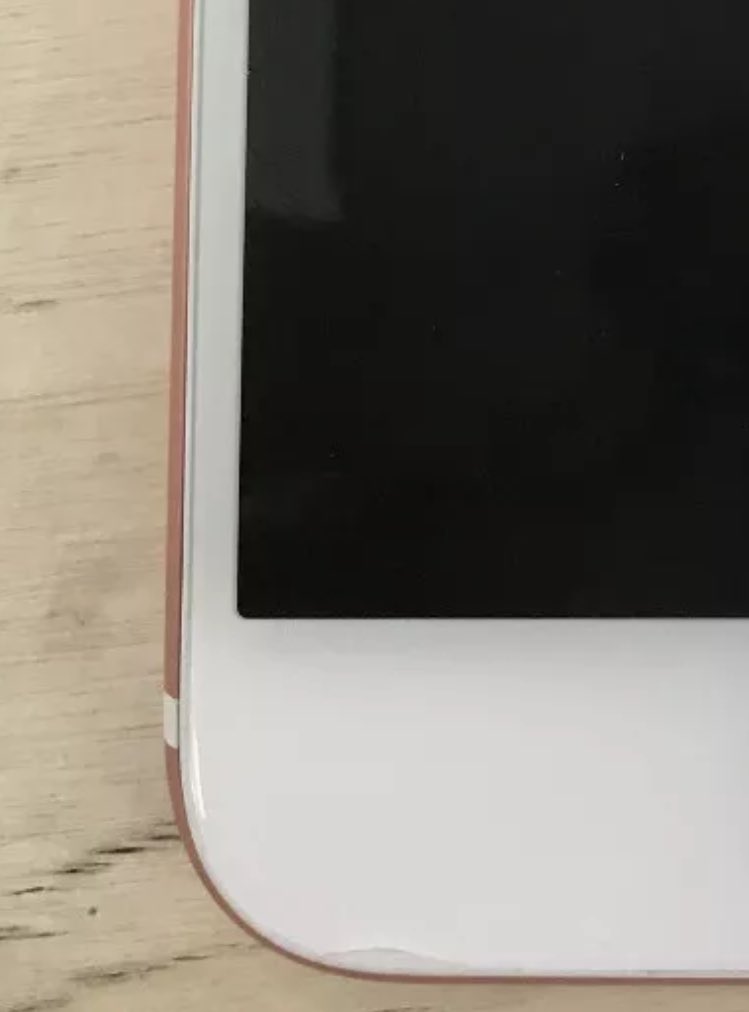 FruitFixed's tweet photo. Just enough to annoy you... #CrackedScreen or #ChippedScreen? 😁 https://t.co/0gyoTe3urE