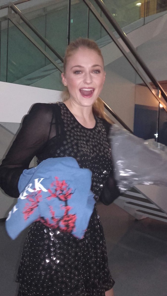 befrikialone's tweet photo. Muchas gracias a @LateMotivCero por permitirnos regalarle una de nuestras camisetas a Sophie Turner aka Sansa Stark https://t.co/ccp2yQ4U45