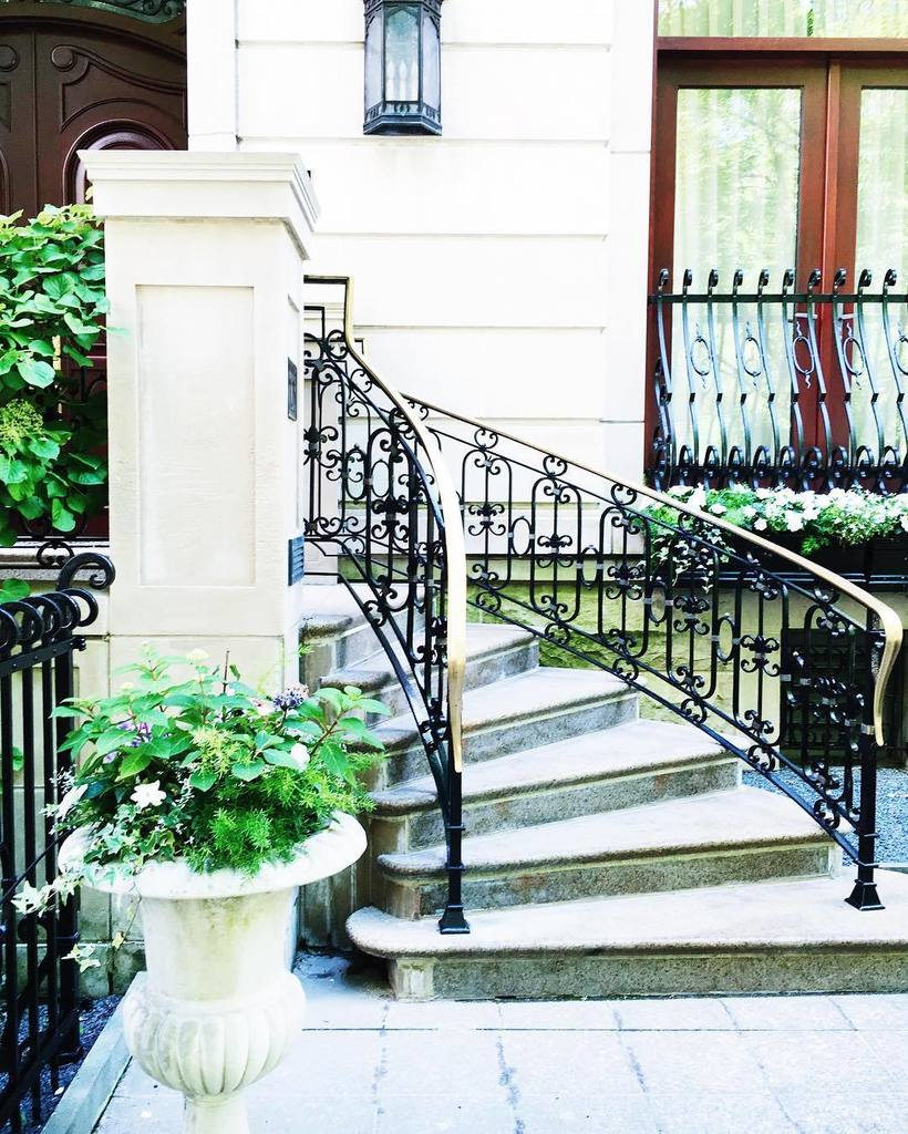 Jessicalagrange's tweet photo. Sunny Monday perfect for a walk around the hood 🏠 #mondaymotivation #mondayfunday #goldcoa… https://t.co/JwqZcpW7zB https://t.co/RzbUWHoXaR
