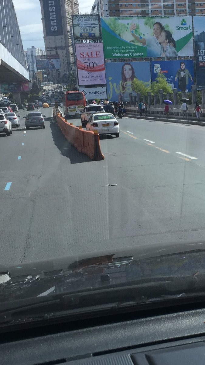 bob_enc's tweet photo. @MMDA for safety , kindly install a tall warning sign for the barriers. Edsa guadalupe bridge north bound. #edsa https://t.co/ufFVCMU8Dc