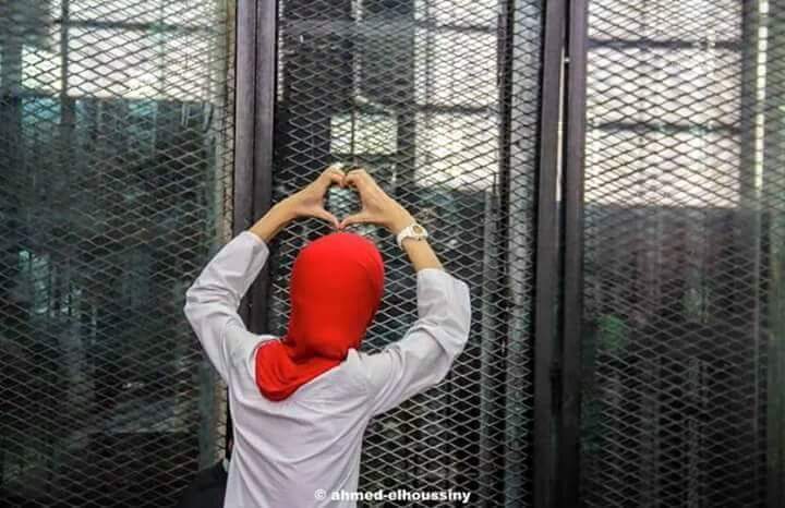 HKEMZMAN's tweet photo. ابنة معتقل أثناء محاكمته تصنع له قلبابيديها وتشيربه من خلف الأسلاك
بالقلوب دى هتيجى الحريه
#اغلقوا_العقرب https://t.co/UwY9Mu7ujX