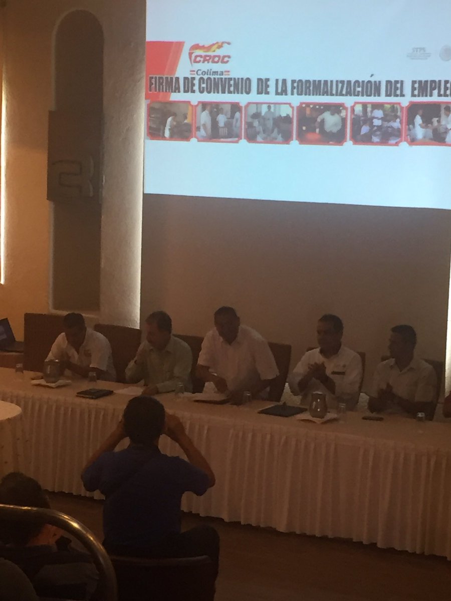 ivancroc's tweet photo. @davidoq en firma del convenio de la formalización del empleo @IsaiasSiCumple @jrbarbosamzo https://t.co/M7WdLs5vo1
