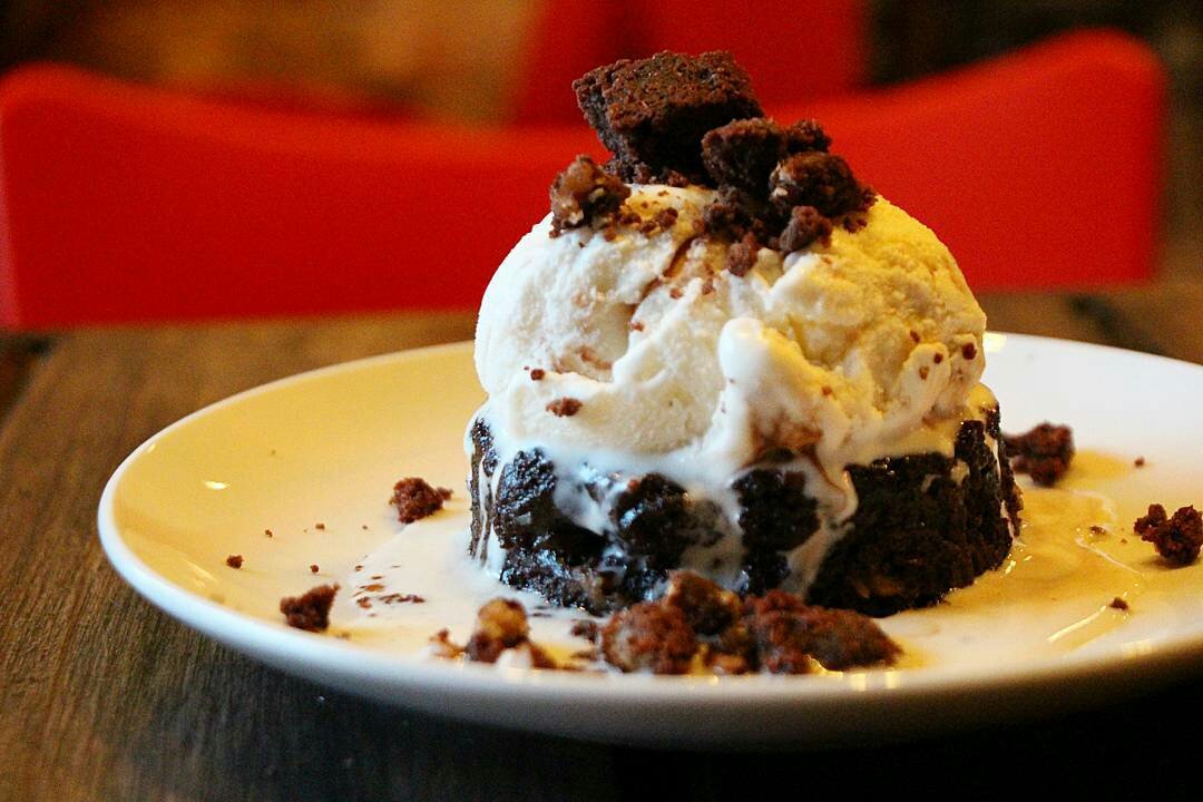 SmokeyHouseVE's tweet photo. ¡Cenita con postre para hoy! #Brownie con Helado https://t.co/LGMTpvbRTl