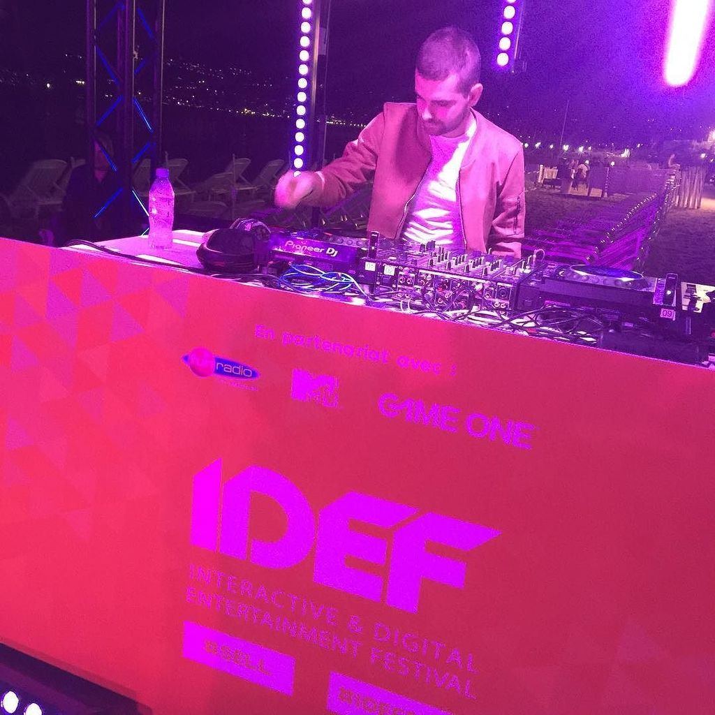 JulienTellouck's tweet photo. Soirée #IDEF2016 #SELL #funradio #jeuxvideo #videogames https://t.co/23AuWg0lQc https://t.co/TnDAOW3tWl