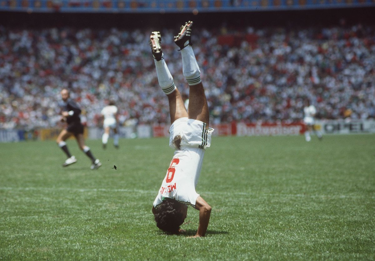 fifaworldcup_es's tweet photo. Dificultad   1⃣ 0️⃣
Ejecución   1⃣ 0️⃣

La famosa voltereta de Hugo Sánchez 🇲🇽 durante #México1986. https://t.co/0aVWiAiOBH
