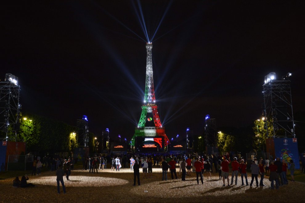 repubblica's tweet photo. #ItaliaSpagna La Torre Eiffel si colora con la bandiera italiana #ITA https://t.co/qECWmEI2og https://t.co/sO2Km0YWGa