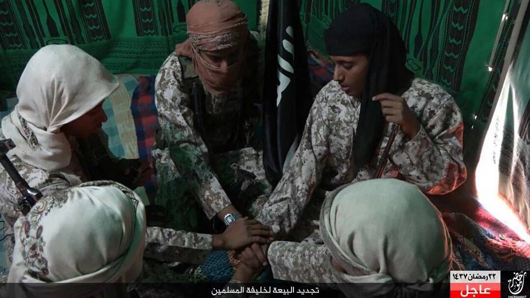 aljhamd081's tweet photo. صورة تجمع الانتحاريين الجنوبيين الخمسة

3 عدنيين
2 ردفانيين
يارفاق
#تفجيرات_المكلا_حضرموت https://t.co/9HtO52R6nl