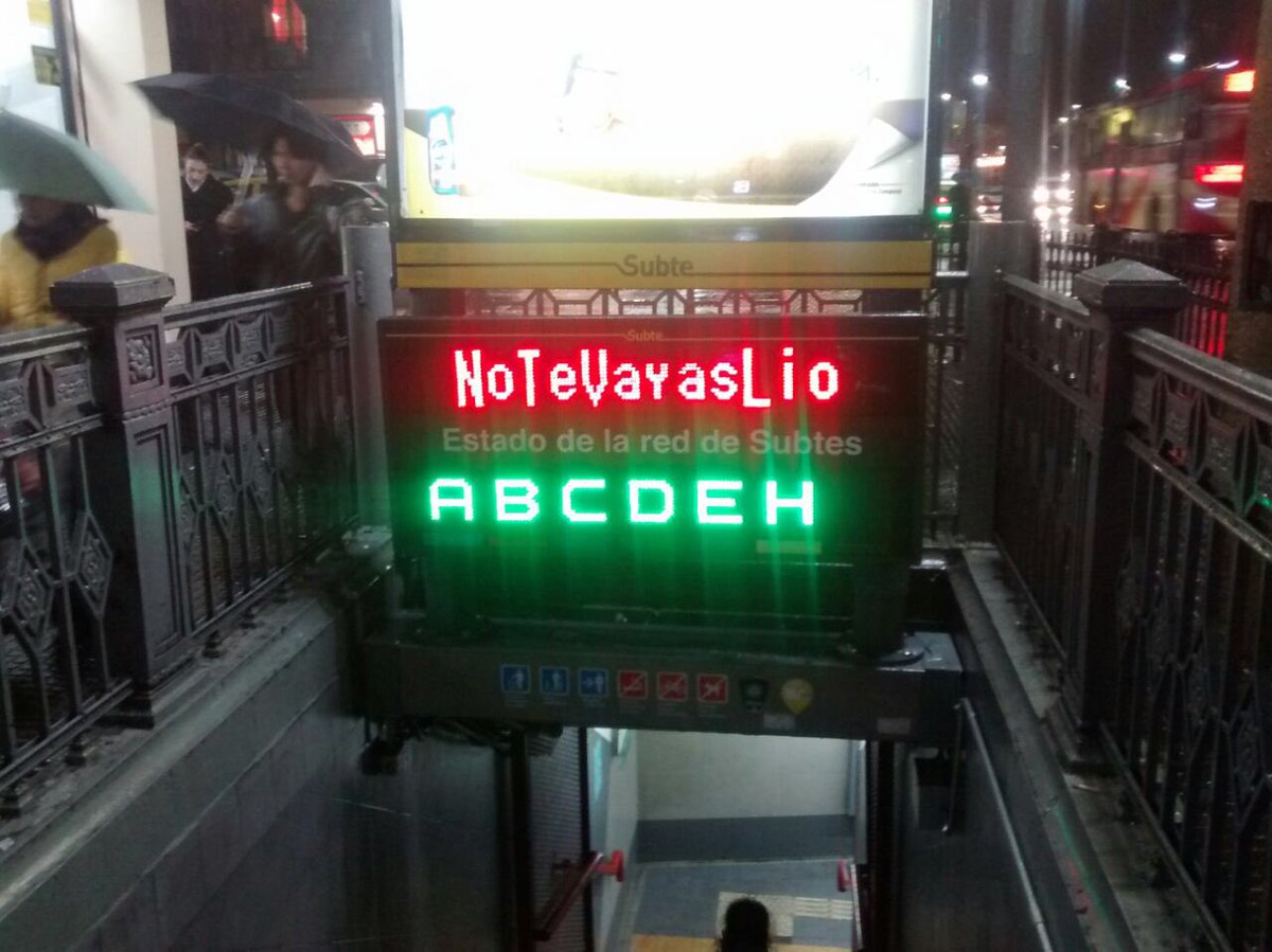 Cronica_ok's tweet photo. Hasta el subte porteño pide por él #NoTeVayasLio. Un grito casi unánime del pueblo argentino #MessiNoEsTuCulpa https://t.co/pyfbhsrRcf