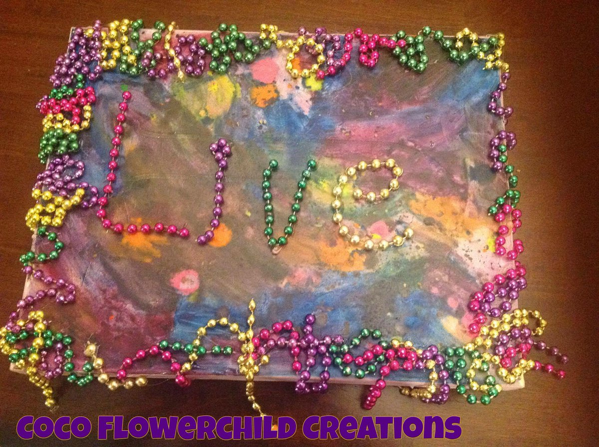 Cocoflwerchild's tweet photo. #Staytuned #Live #recyclereuseproject #artsy #crafttime #festive #girlswhocraft #colors #cocoflowerchild https://t.co/41NafDfML7