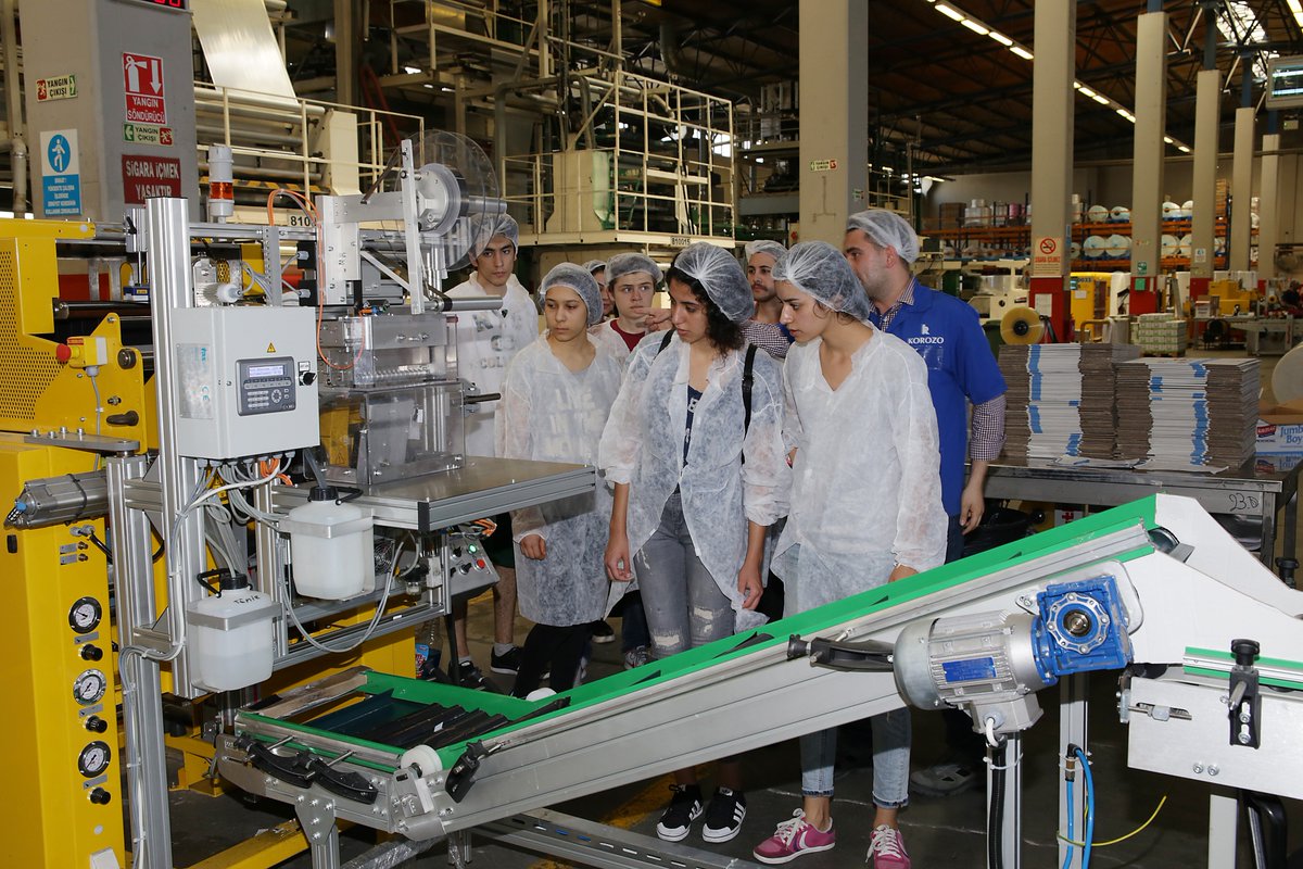 .<a href="/intr_spero/">Intersection Spero</a> <a href="/koroplast/">Koroplast</a> AR-GE Müdürü Dr. Füsun Güler ile proje fikir alışverişi sonrası makinaları inceliyor.