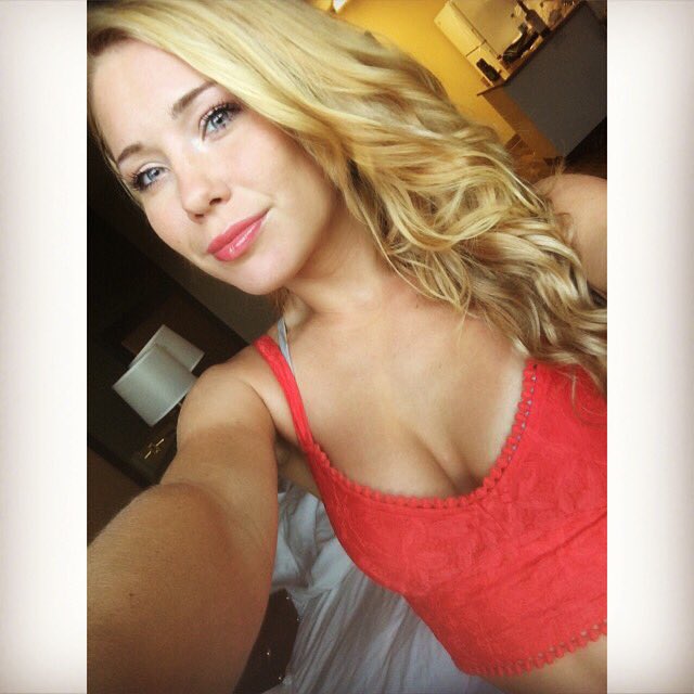 Selfieee 👅 https://t.co/A0Wk8XnP8P