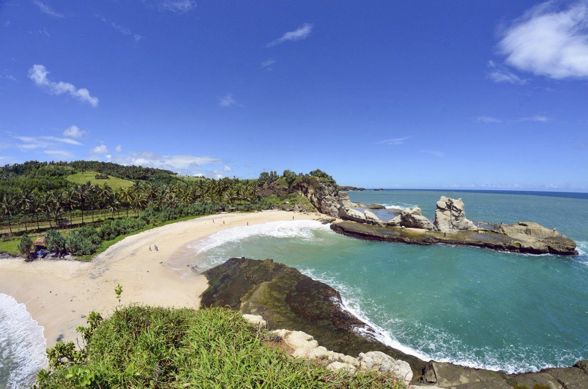 iklanraya_'s tweet photo. Pantai Klayar di Pacitan punya pasir yang putih, batu karang raksasa, dan air mancur alami. #PesonaLebaranPacitan https://t.co/QpuqYArPUF