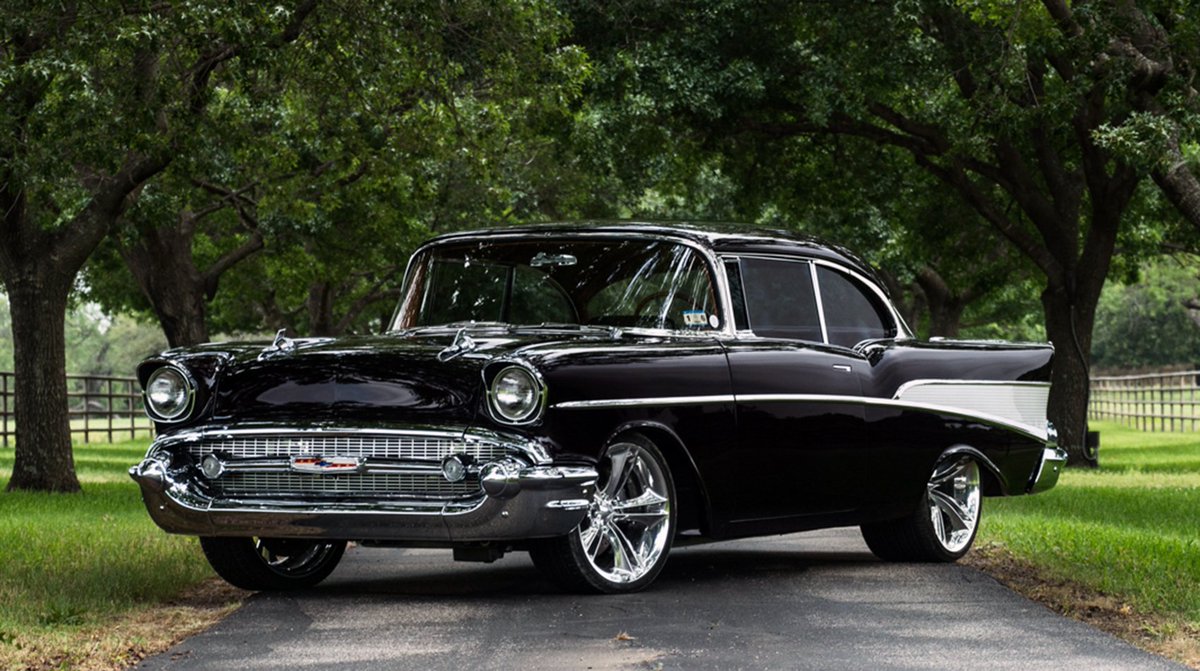 mecum's tweet photo. When #StateFarmClassics roll out of the garage: https://t.co/d0dKOO1SEX