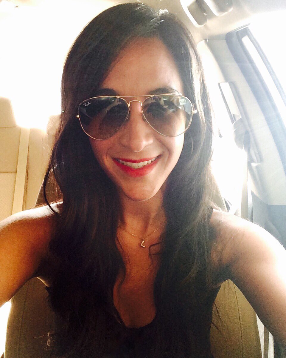 LoreMtz's tweet photo. Just found out that today is #NationalSunglassesDay 😎 #rayban #sunglasses #monday #almostvacations #attitude https://t.co/xsGi9FCZs8
