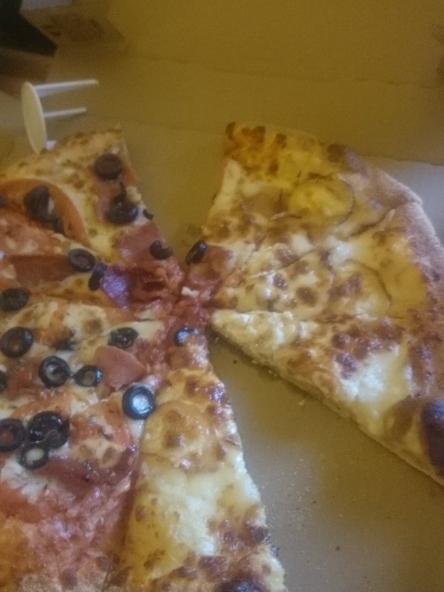 ARodToRemember's tweet photo. Pintaza! Lo malo es que la pedí rellena de queso y ni caso...@dominospizzaes https://t.co/zOKhULW2uW