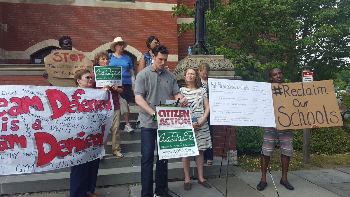 Jasgripper's tweet photo. #pougkeepsie teacher shares that district has 1k students per guidance counselor @AQE_NY @citizenactionny https://t.co/D3AqvhaG7w