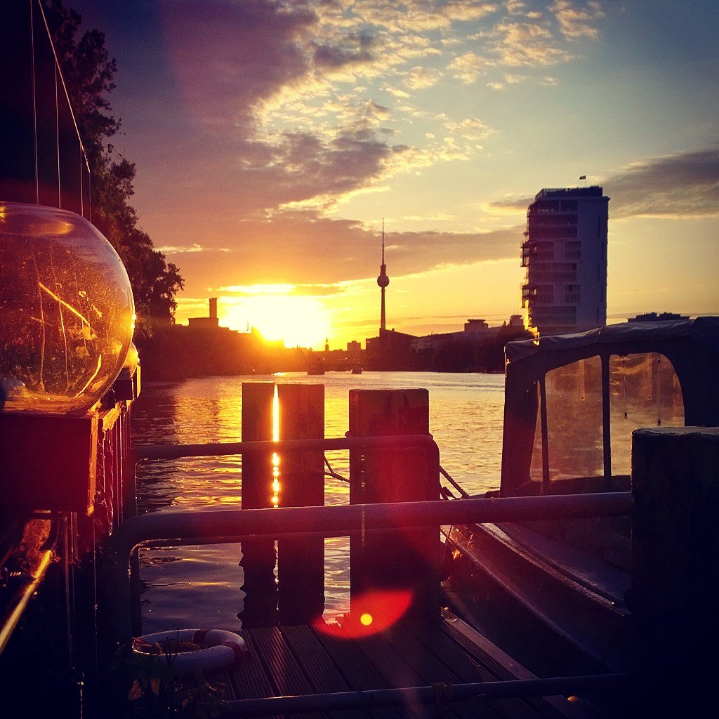V_Magazin's tweet photo. Sommer in Berlin - https://t.co/IK7OQ6R2dE https://t.co/FRxeHLaWDb