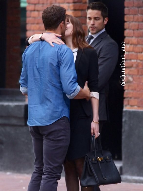 50SombrasSpain's tweet photo. EXCLUSIVA: ❤¡Nuevo BESO entre Christian &amp; Ana!❤Rodaje exteriores de hoy. (Thank you @christian1_ana &amp; @PUNKD_Images) https://t.co/kSZgj6OPtz