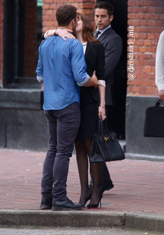 50SombrasSpain's tweet photo. EXCLUSIVA: ❤¡Nuevo BESO entre Christian &amp; Ana!❤Rodaje exteriores de hoy. (Thank you @christian1_ana &amp; @PUNKD_Images) https://t.co/kSZgj6OPtz