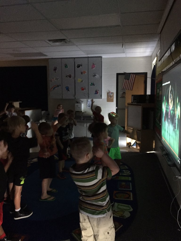 MeinersPaula's tweet photo. "Just Dance" when it's too hot outside to play🌞💃🏻#lpsAD #lpsleadssummer https://t.co/etoXnx2OQp