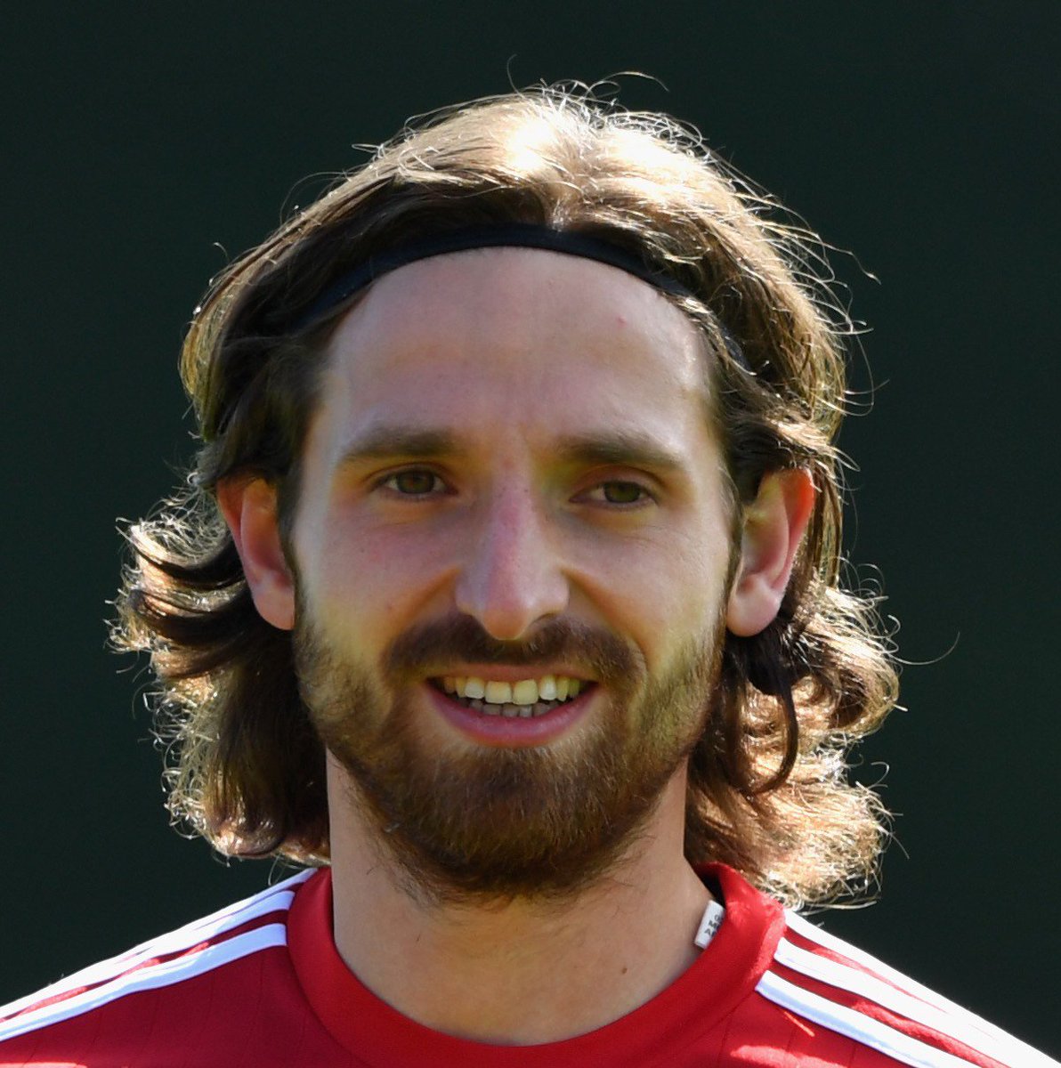 bet365's tweet image. If you could only have one in your team? 🤔

RT – Joe Allen
❤️ – Jordan Henderson