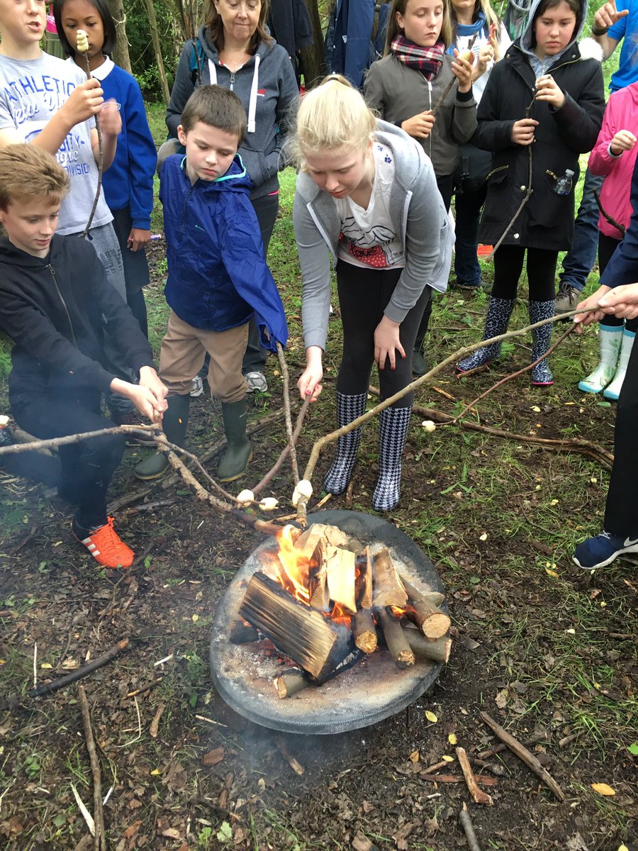 MrsQuinnSPS's tweet photo. We made our own bread! Tasted delicious! #outdoorlearning https://t.co/9raQe4vKxH