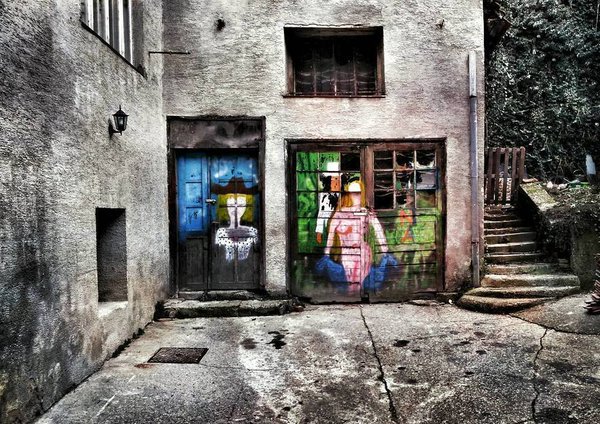 moutonfred's tweet photo. #streetart #graffiti #naked #arhitektura #tkalca #zagreb #croatia Ici, rien de vraiment magique,tout est contraste.. https://t.co/fqz6fery6O