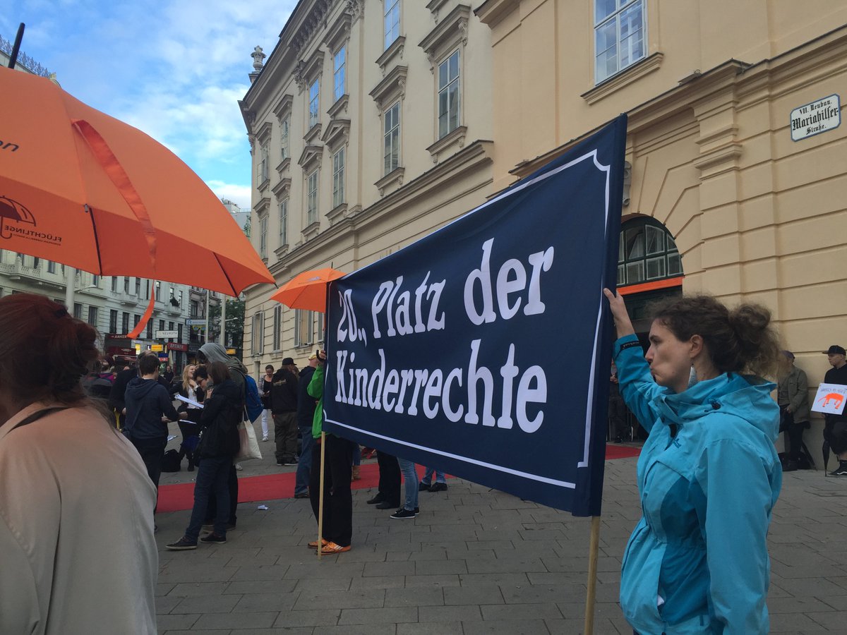 AlvaroSeica's tweet photo. Today #Wien #refugees #refugeeswelcome we need more people #welcomeoida https://t.co/VzB80xi9j0