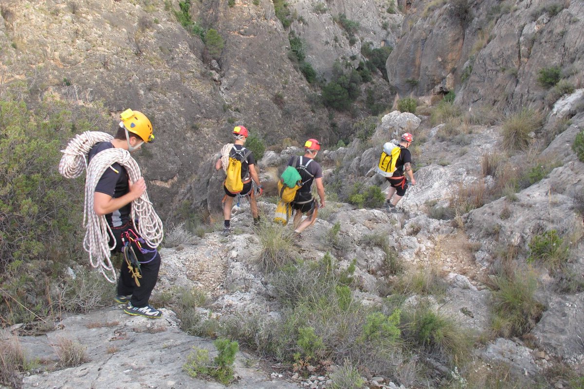 chsriosegura's tweet photo. Y la #fotodelasemana es el arriesgado trabajo de @OJECieza revisando puntos de rescate para el Descenso de Almadenes https://t.co/Uxe3XTmS4b