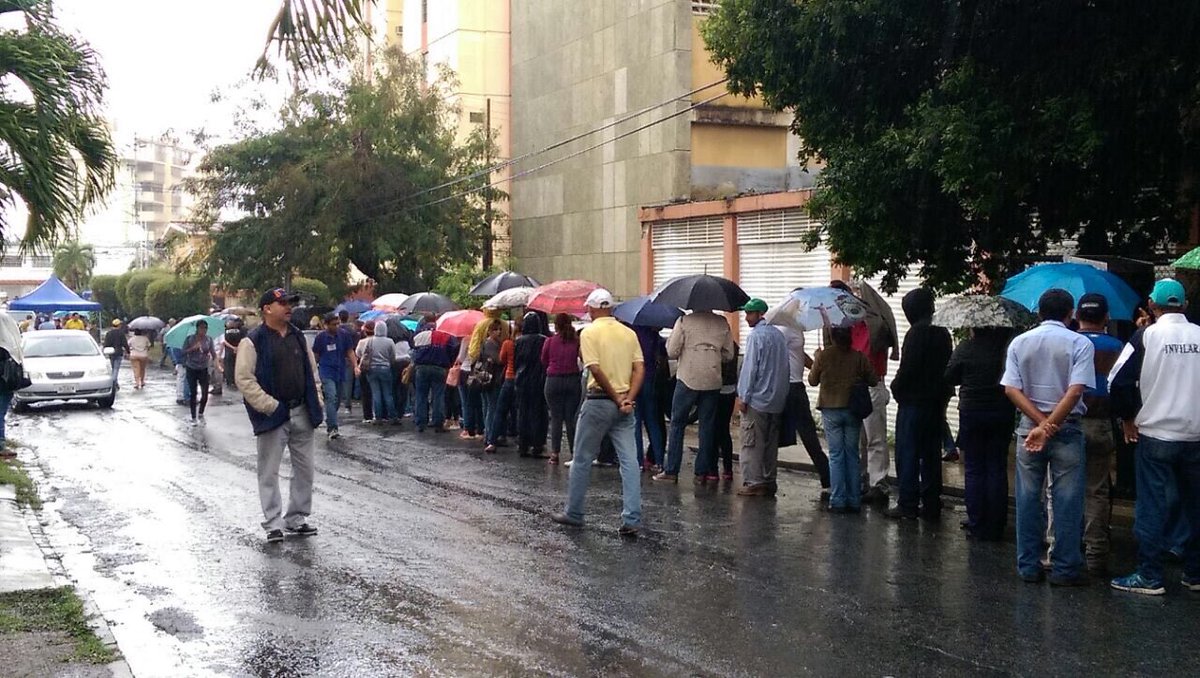 AnonymusZulia's tweet photo. #20J Barquisimeto, CNE largas colas para validar firmas para solicitud RR, a pesar de lluvia, vientos y frío 10:15am https://t.co/cEdie1542Y
