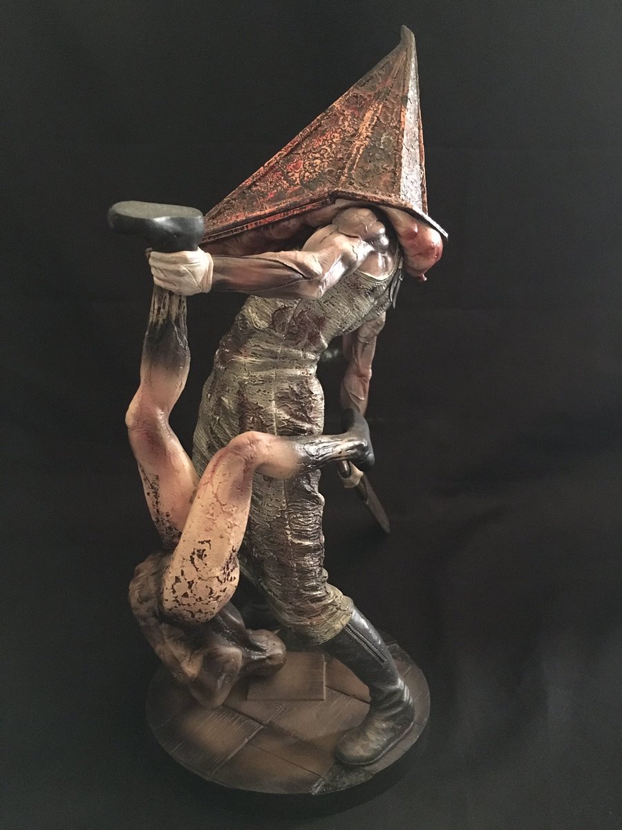 Armless Geccoから発売されたサイレントヒル2のレッドピラミッドシングです 原型は赤尾慎也さん ペイントマスターは矢竹剛教さんとなっています 左手にライイングフィギュアを持っている初期のバージョンです