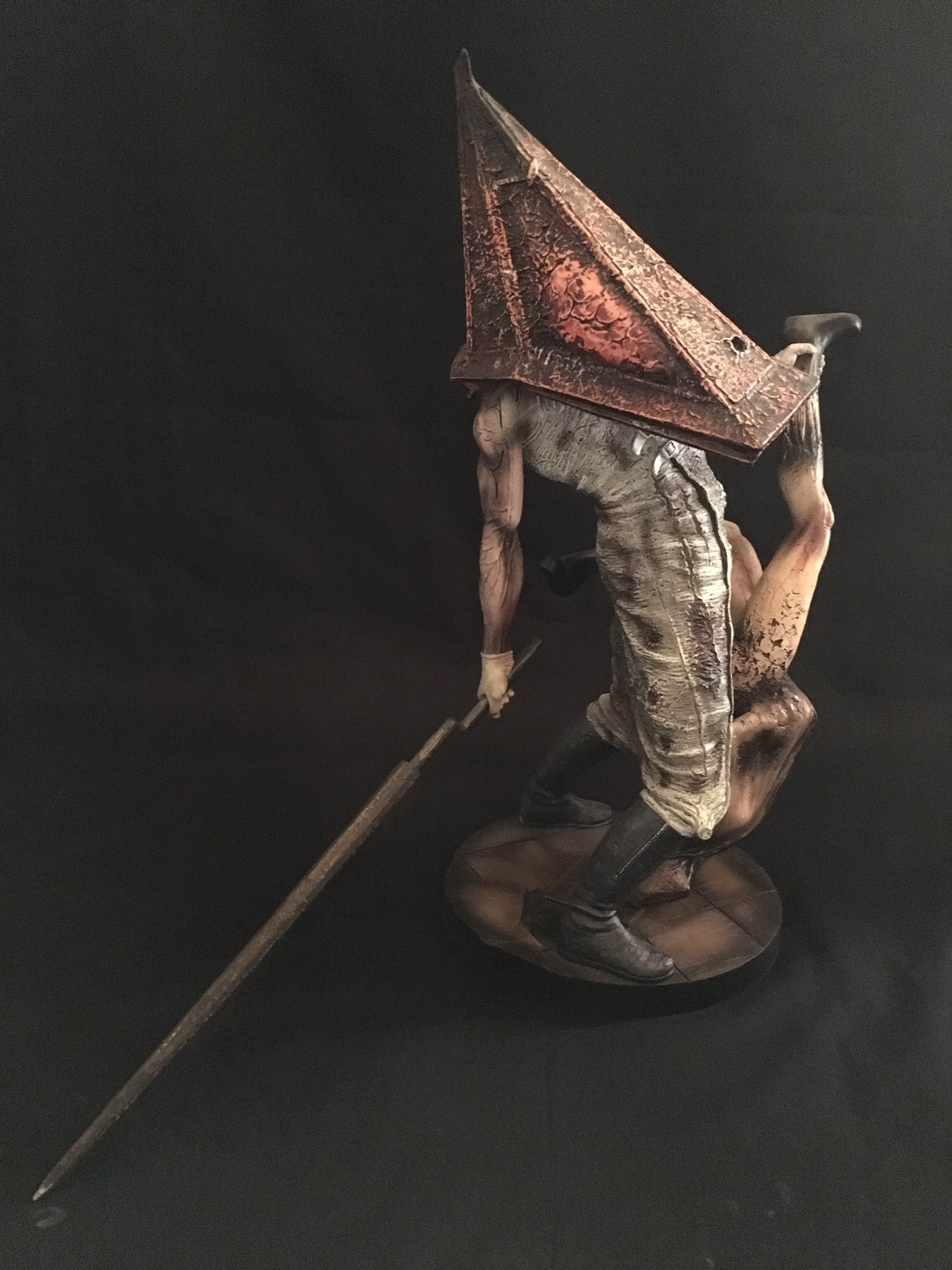 Armless Geccoから発売されたサイレントヒル2のレッドピラミッドシングです 原型は赤尾慎也さん ペイントマスターは矢竹剛教さんとなっています 左手にライイングフィギュアを持っている初期のバージョンです