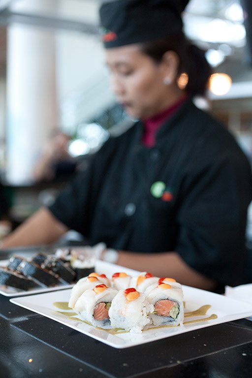 CLTAirport's tweet photo. Lunchtime! #nomnom #Sushi @HisshoSushi #InTheAtrium https://t.co/alyhB3QlDM