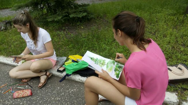Учащиеся класса ИЗО ДШИ "Лира" (преподаватель Хохлова В,Н).постигают секреты мастерства, посещая выставки и  пленэр.