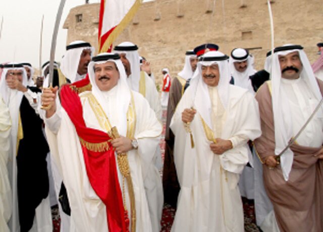 وسَيفي كان في الهيْجا طَبيباً
يداوي رأسَ من يشكو الصداع 

#اسقاط_جنسيه_عيسي_قاسم