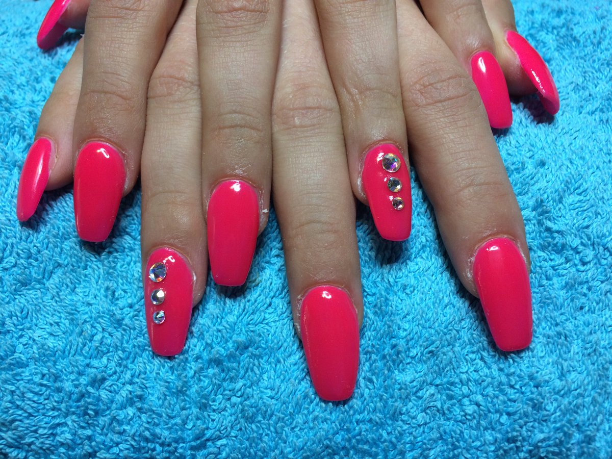 laSierrezuela's tweet photo. Lomakynnet Turkkiin lähtijälle. #Nails #pinkexplosion @JessicaNails https://t.co/5KzJQ7Hfg1