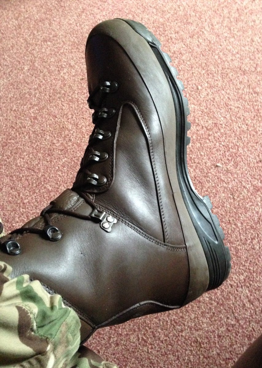 combat_boot's tweet photo. These new issued Cold-Wet-Weather boots are not bad. #karrimorsf #allyness #BritishArmy https://t.co/uaoBzOc54f