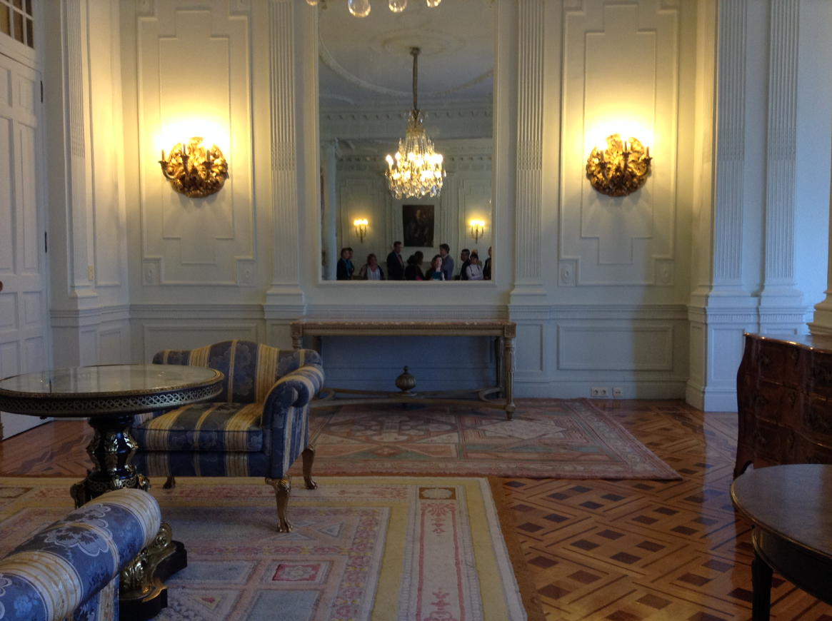 olgag's tweet photo. Sala de estar. Espejo @UIMP Palacio de la Magdalena #Sandander https://t.co/0LJyFZ2JzL