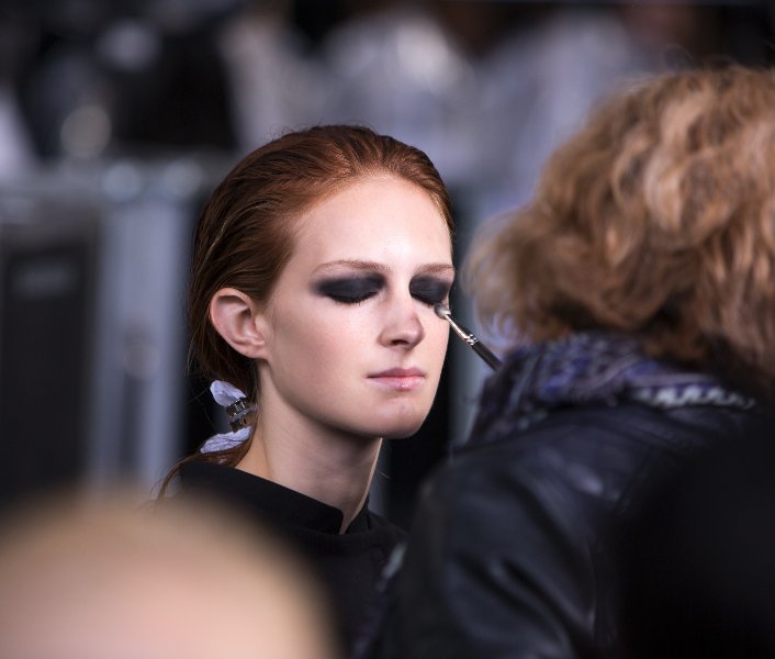 JulienMacdonald's tweet photo. Preparing for the debut of #JulienSS16, a dramatic, architectural eye is applied backstage at #LFW https://t.co/Uhf5AB9Q2C