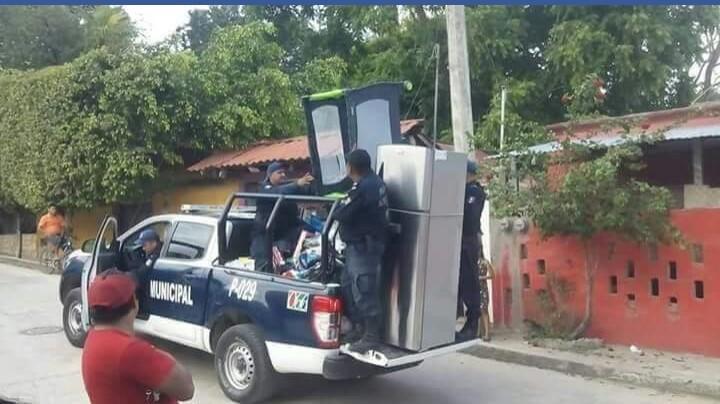 ALURKA's tweet photo. A río revuelto , roban policias descaradamente tienda Coppel y después echaran la culpa a Maestr@s #OaxacaGrita https://t.co/yjdFcLUEVu