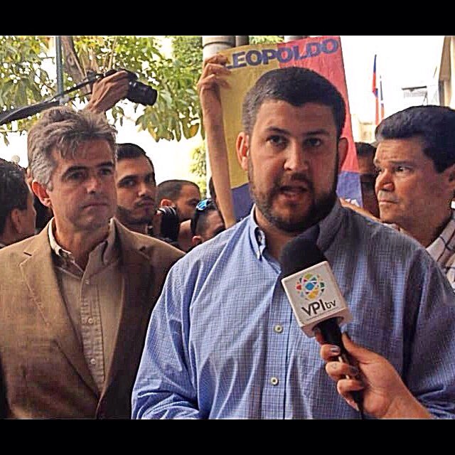 afeolacruz's tweet photo. Detenidos  @gsanmiguel y  @fmarquez77 mientras iban a participar en el proceso de validación #YoValido #LibertadYa https://t.co/I1LJidZndi